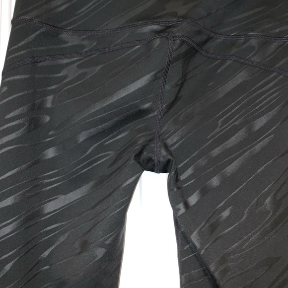 2/$15 Women’s GapFit gfast small black capri leggings - Picture 4 of 7